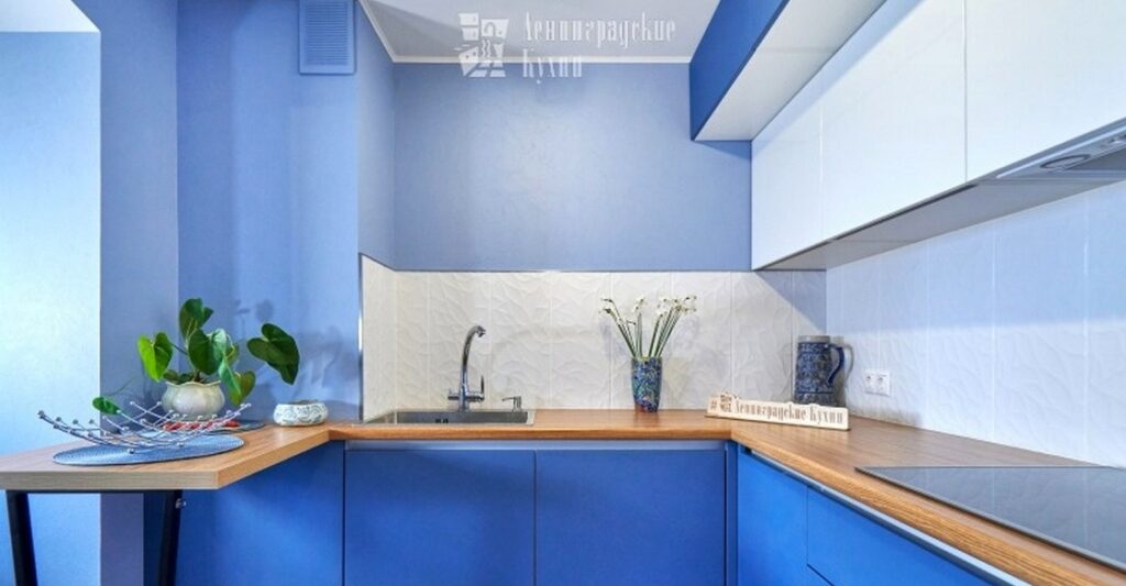 голубые и белые фасады на кухне