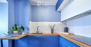 голубые и белые фасады на кухне