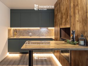 Угловая кухня с фасадами графитового цвета и текстурой дерева из мдф, покрытых пленкой пвх, необыкновенный дизайн на заказ, проект кухни бесплатно от фабрики "Ленингрдские кухни"