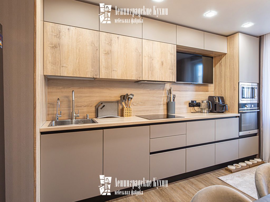 Прямая кухня с матовыми фасадами в три яруса цвета какао с молоком, второй ярус шкафов, столешница и фартук с текстурой дерева - заказать по низким ценам с фабричным качеством в "ленинградские кухни"