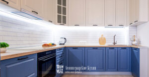 Угловая кухня бело-голубые фасады