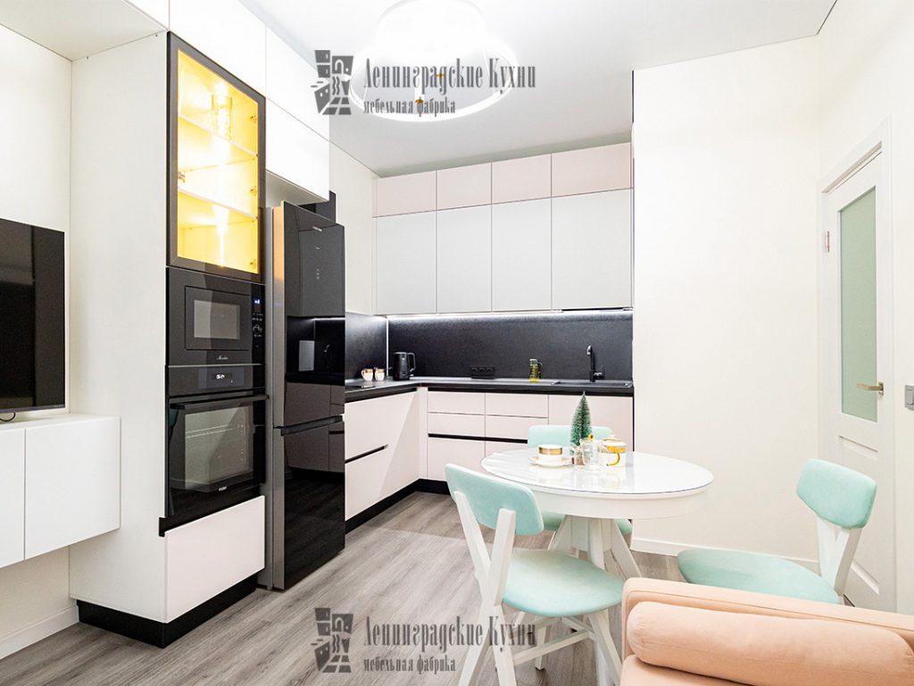 Кухня в современном стиле с белыми матовыми фасадами, черной столешницей, фартуком и встроенной бытовой техникой черного цвета для контраста - заказать