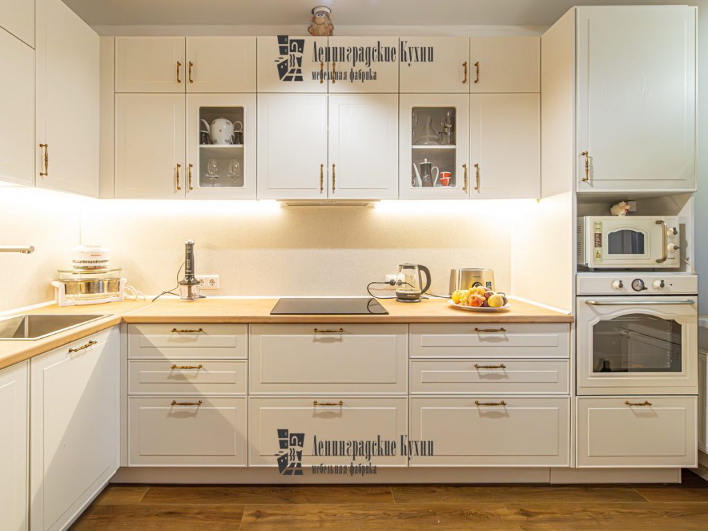 Белая кухня в стиле прованс от дизайнеров фабрики "Ленинградские кухни" с тщательно подобранной в соответствии стилю встроенной бытовой техникой, фурнитурой и цветовой гаммой
